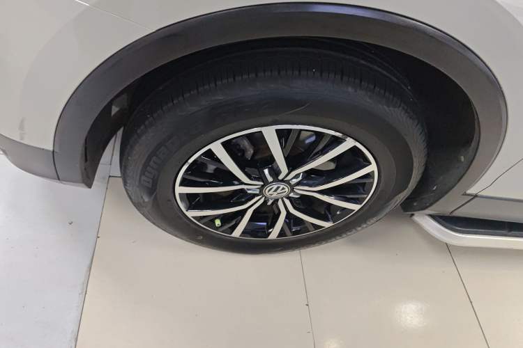 Used Volkswagen Tiguan L 2017 330TSI Automatic Two-Wheel Drive Luxury Edition Left Front Wheel Hub