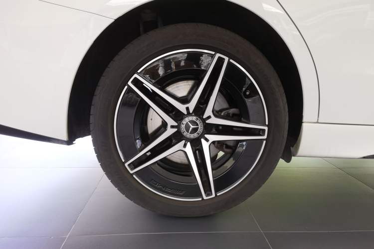 Used Mercedes-Benz C-Class 2024 Facelifted C-Class 260 L Night Edition Sports Version Right Rear Wheel Hub