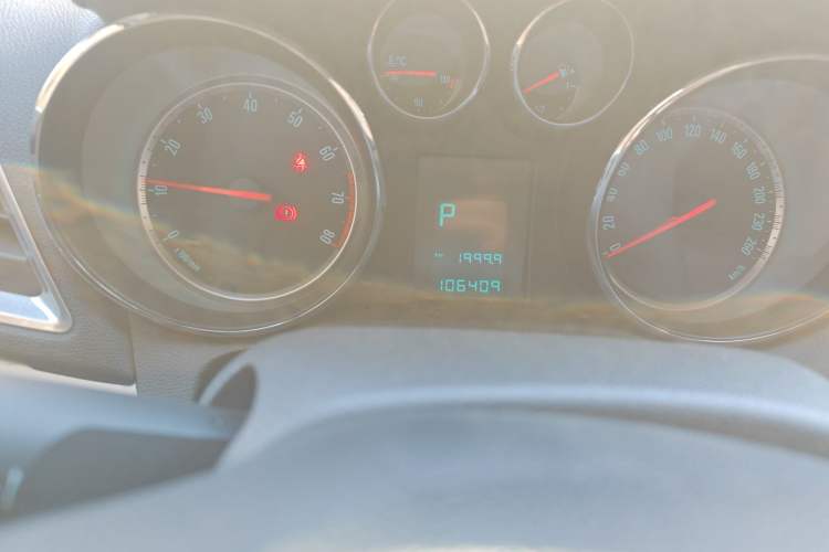 Used Buick Encore 2014 1.4T Automatic Two-Wheel Drive Urban Elite Model Odometer Close Up