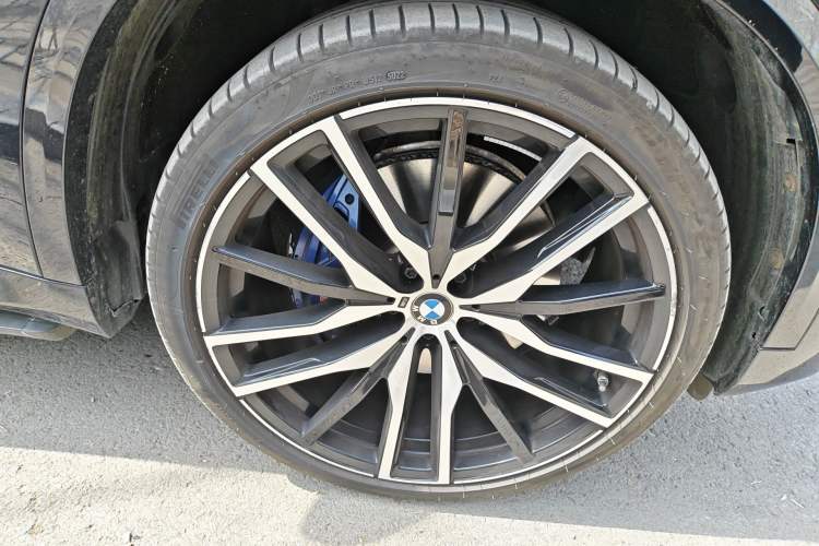 Used BMW X5 2022 Restyled xDrive 40Li Luxury Edition M Sport Package Right Front Wheel Hub