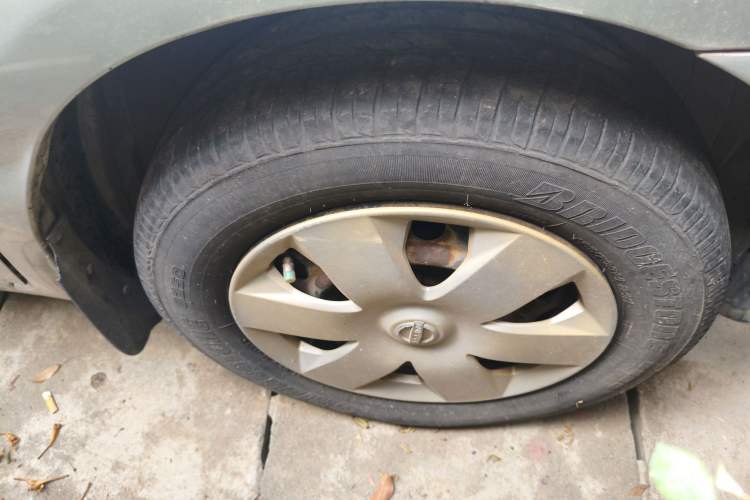 Used Nissan Livina 2010 Jingyue Edition 1.6L Automatic All-in-One Model Right Front Wheel Hub
