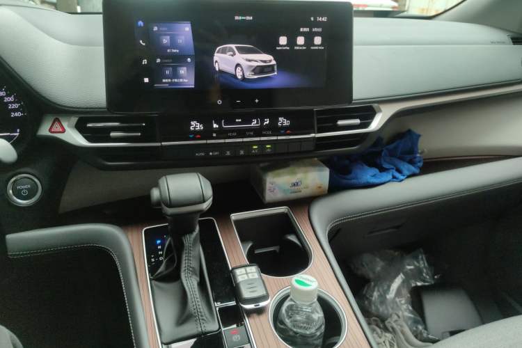 Used Toyota Sienna 2026 Model 2.5L Dual-Engine Two-Wheel-Drive Comfort Edition