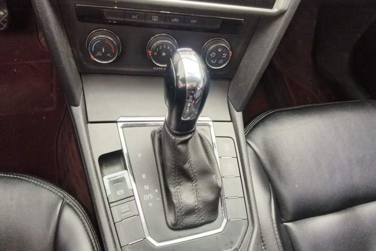 Used Volkswagen Lamando 2017 230TSI DSG Fashion Edition Gear Lever