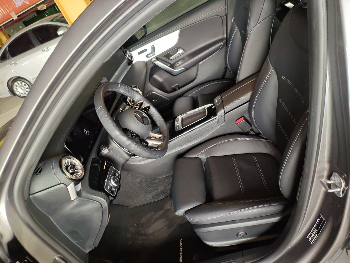 المقاعد الأمامية داخل السيارة