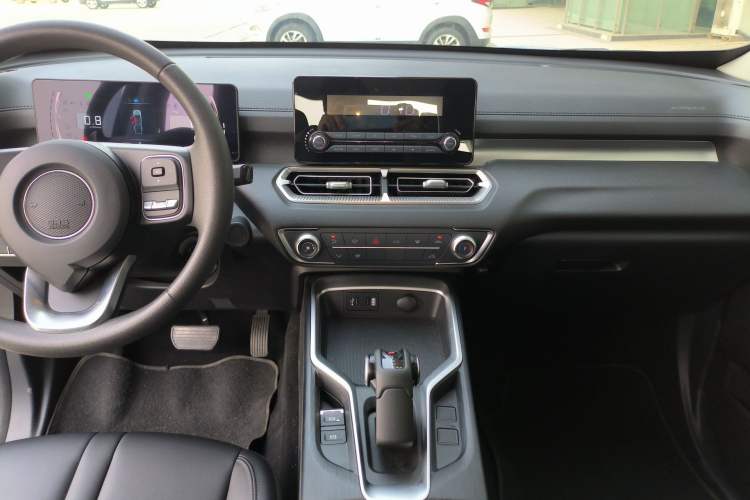 Used Great Wall King Kong Poer 2024 2.0T Automatic 8AT Diesel Two-Wheel-Drive Elite Flatbed Audio And AC Panel