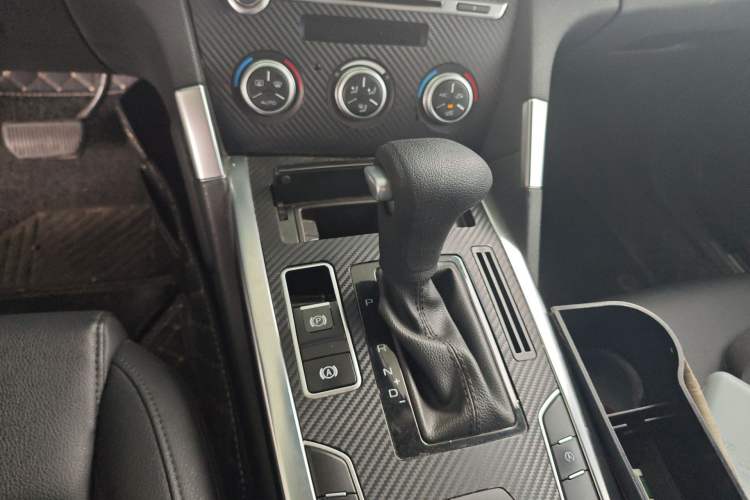 Used Haval H7 2017 Red-Label H7 2.0T Automatic Elite Model Gear Lever