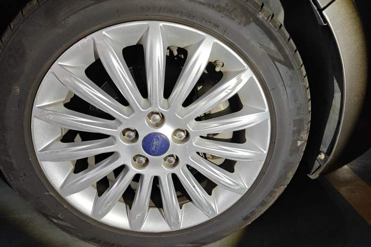 Used Ford Mondeo 2011 2.0L GTDi 200 Luxury Edition Right Front Wheel Hub