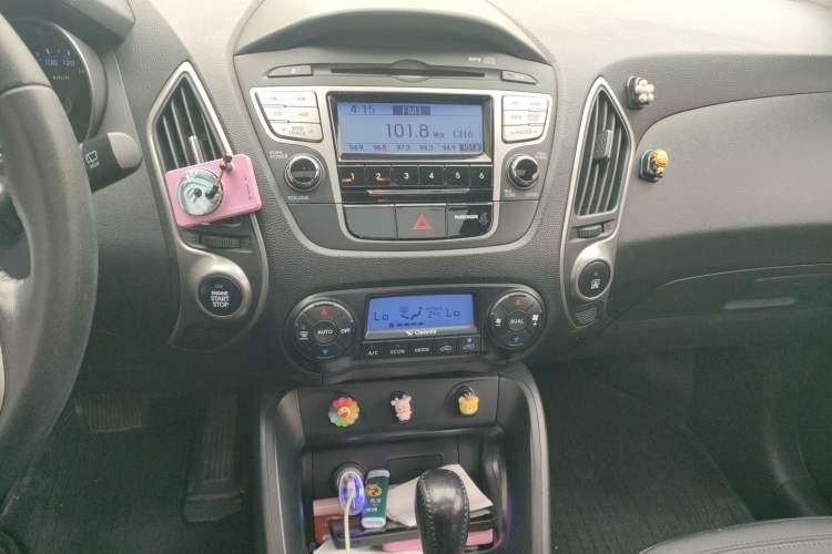 Used Hyundai ix35 2010 2.0L Automatic Two-Wheel Drive Elite Edition GLS Audio And AC Panel