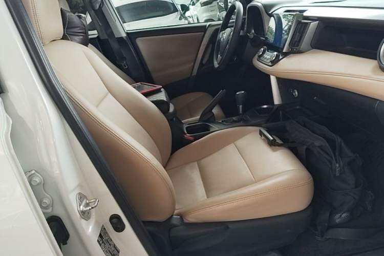 Used Toyota RAV4 2016 2.0L CVT Two-Wheel Drive Fashion Edition China V Standard
