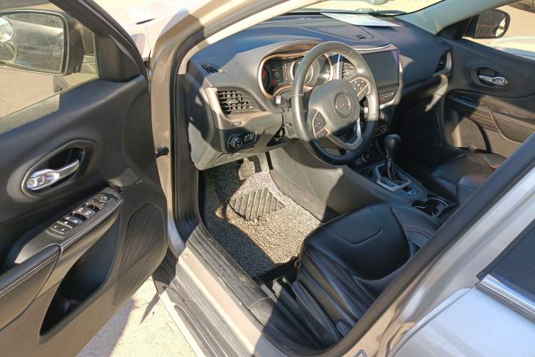 Used Jeep Cherokee 2016 2.0L Leading Edition
