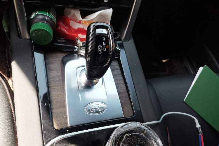 Used Land Rover Discovery Sport 2022 Revised Version 2 249 PS R-Dynamic SE Performance Tech Edition 5 Seats Gear Lever