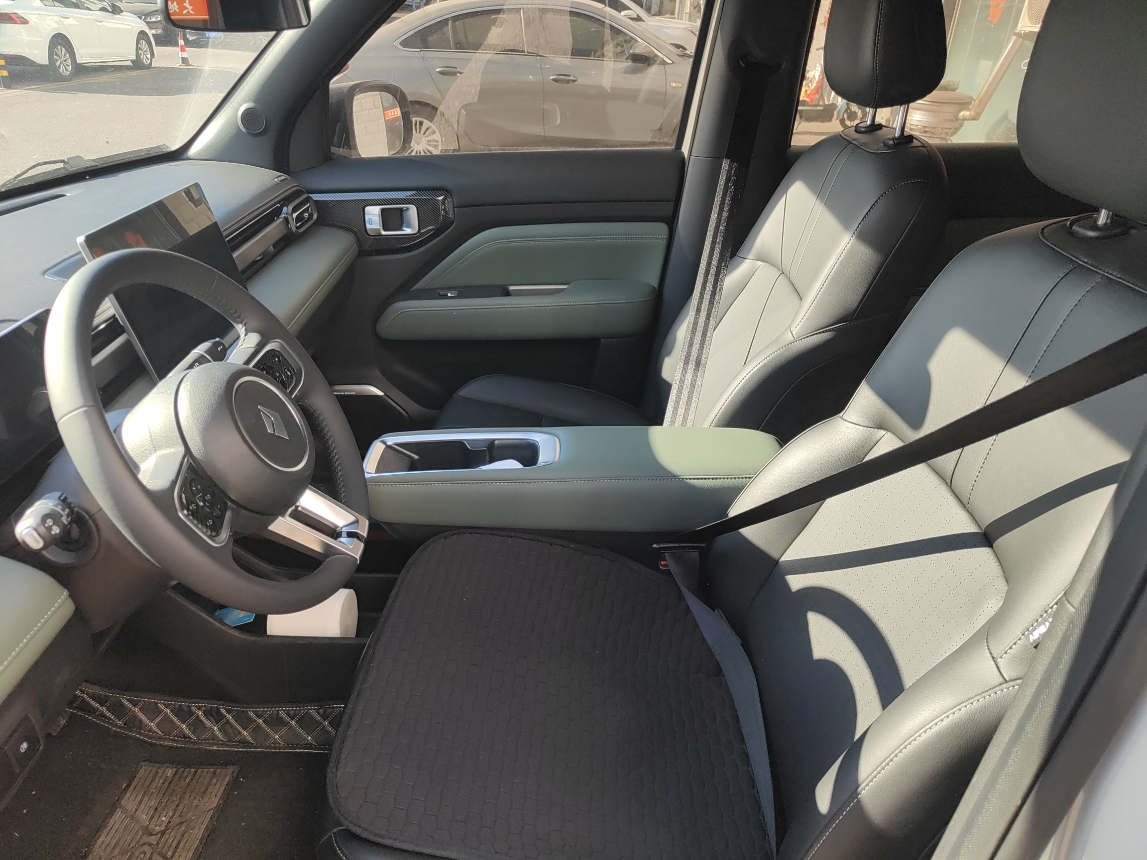 المقاعد الأمامية داخل السيارة