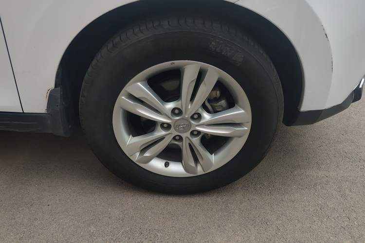 Used Hyundai ix35 2012 2.0L Automatic 4x4 Prestige Edition GLS Right Front Wheel Hub