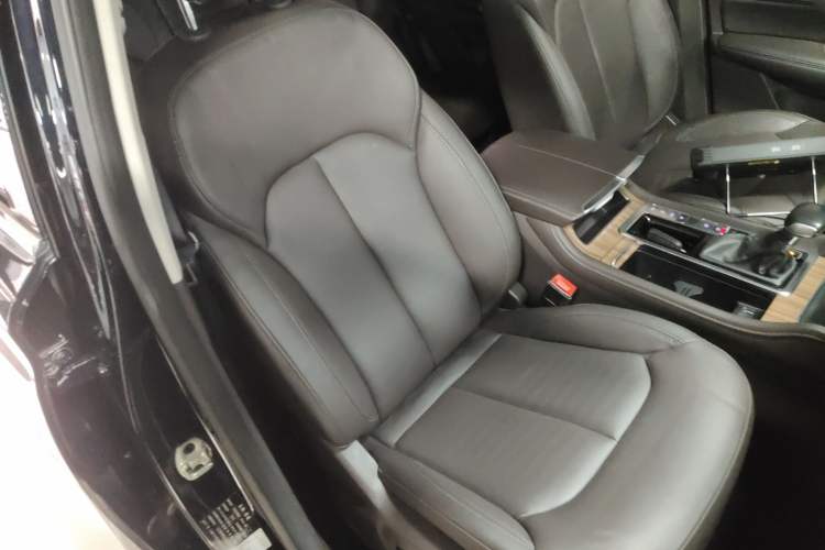 Used Roewe RX8 2019 30T Smart Connectivity Two-Wheel Drive Supreme Flagship Edition
