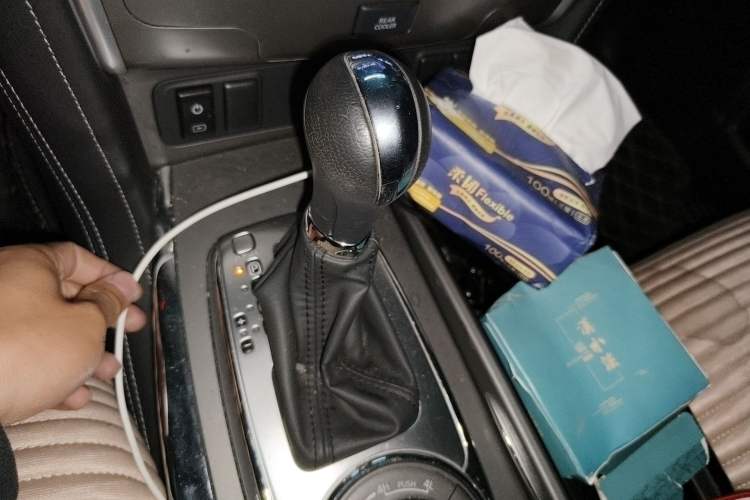 Used Nissan Patrol 2018 4.0L LinkedIn Edition Gear Lever