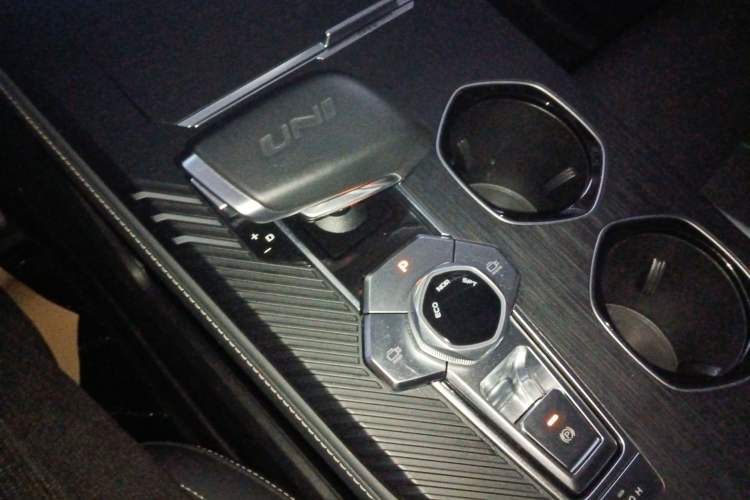 Used CHANGAN UNI-K 2024 2.0T Two-Wheel Drive YueShang Trim Gear Lever