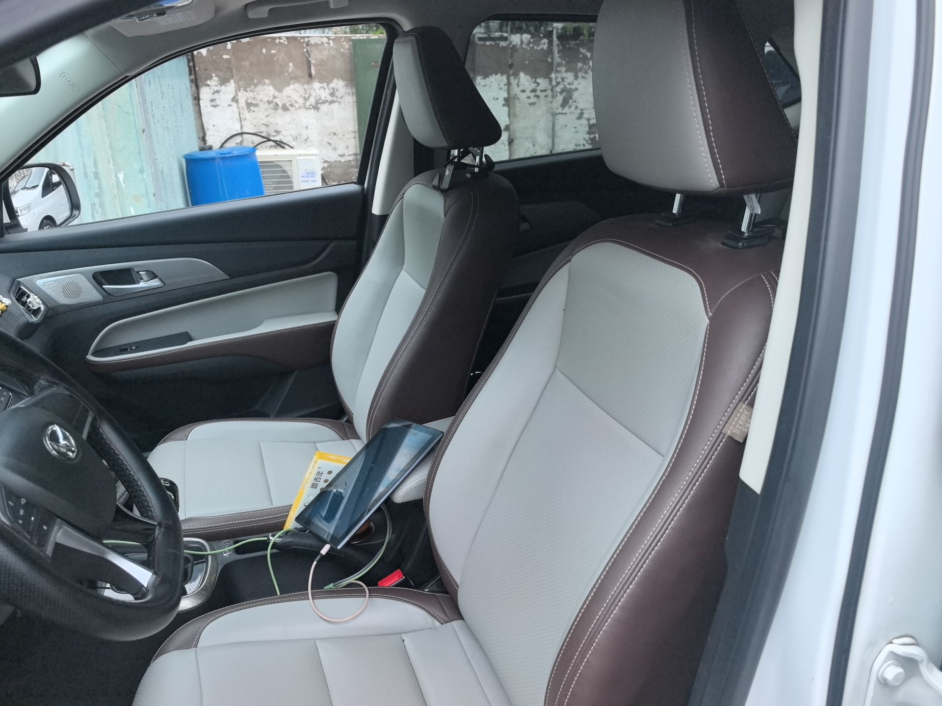 المقاعد الأمامية داخل السيارة