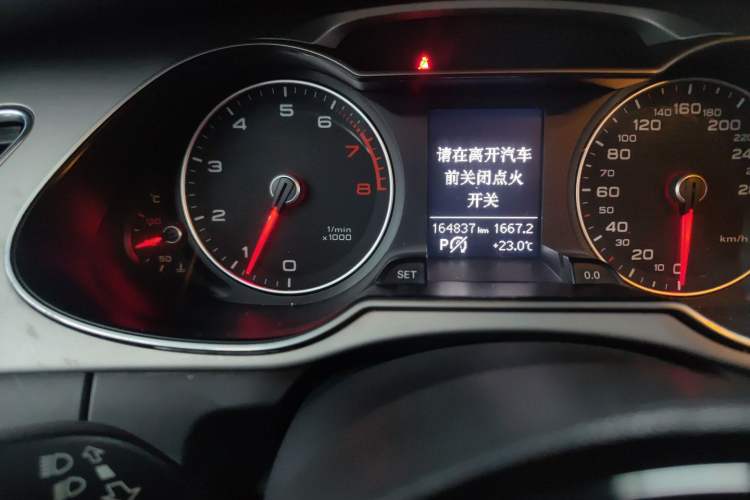 Used Audi A4L 2015 35 TFSI Automatic Comfort Model Odometer Close Up