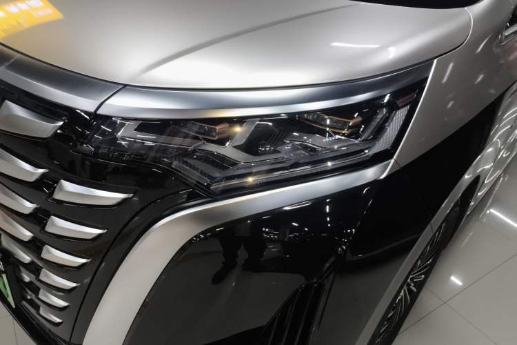 Used Denza D9 2022 DM-i 970 Four-Wheel Drive Prestige Model
