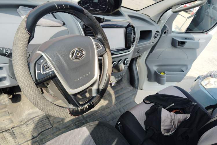 Used SAIC MAXUS Xintu V80 2023 2.0T Manual Classic City Delivery King Short Wheelbase Ultra-Low Roof 3-Seater
