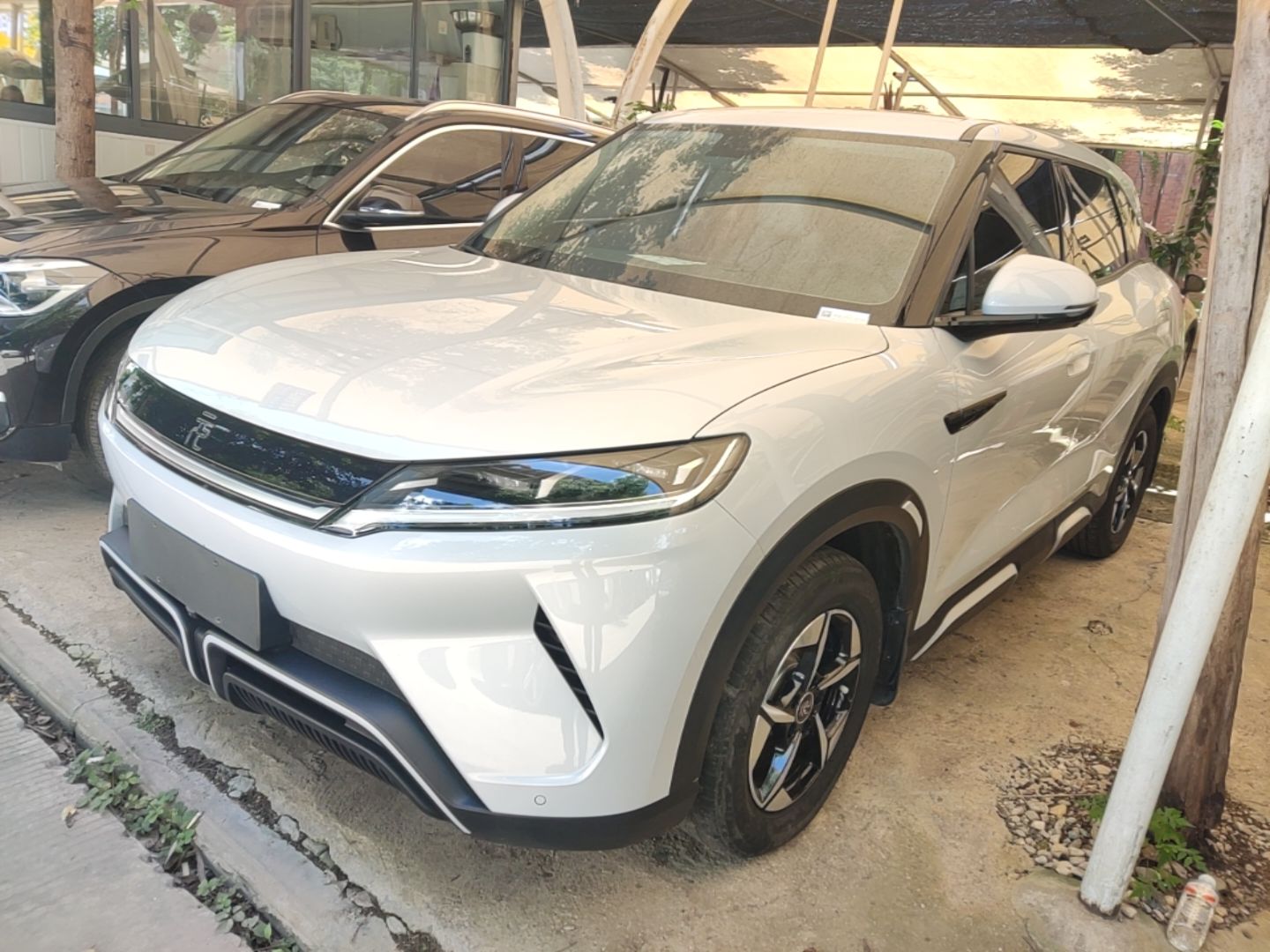 Под передней частью автомобиля