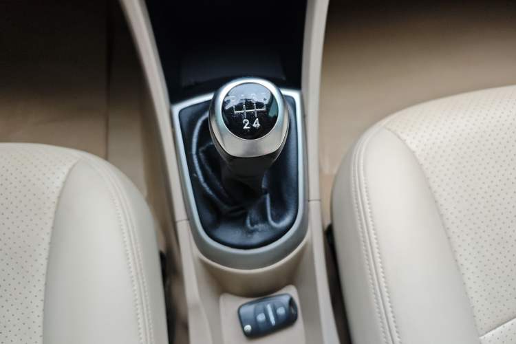 Used Hyundai Verna (older generation) 2014 1.4L Manual Smart GLS Trim Gear Lever