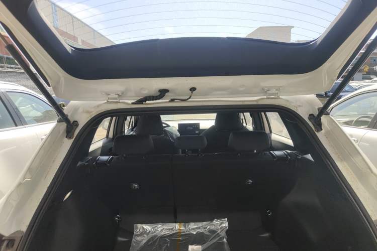 Used Toyota Corolla Cross 2026 Model 2.0L Smart Electric Hybrid Dual-Engine Pioneer Edition Trunk