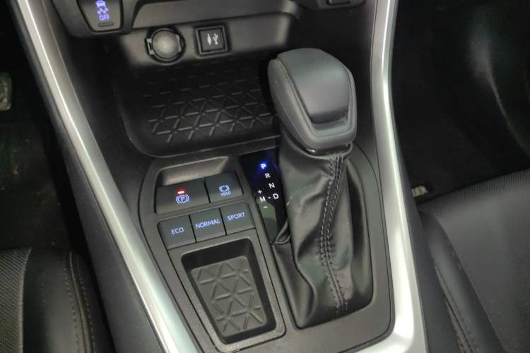 Used Toyota Wildlander 2022 Updated Version 2.0L CVT Two-Wheel Drive Leading Edition Gear Lever