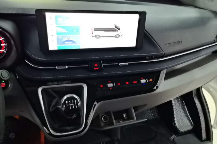 Used SAIC MAXUS Xintu V70 2023 2.0T Elite Edition Manual Transmission Short Wheelbase Low Roof 5/6 Seats (125 hp) Audio And AC Panel