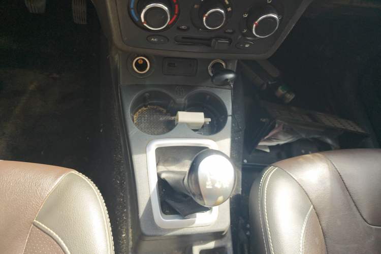 Used Dongfeng Fengon 330 2019 1.5L 330S Manual Comfort Version China VI Standard Gear Lever