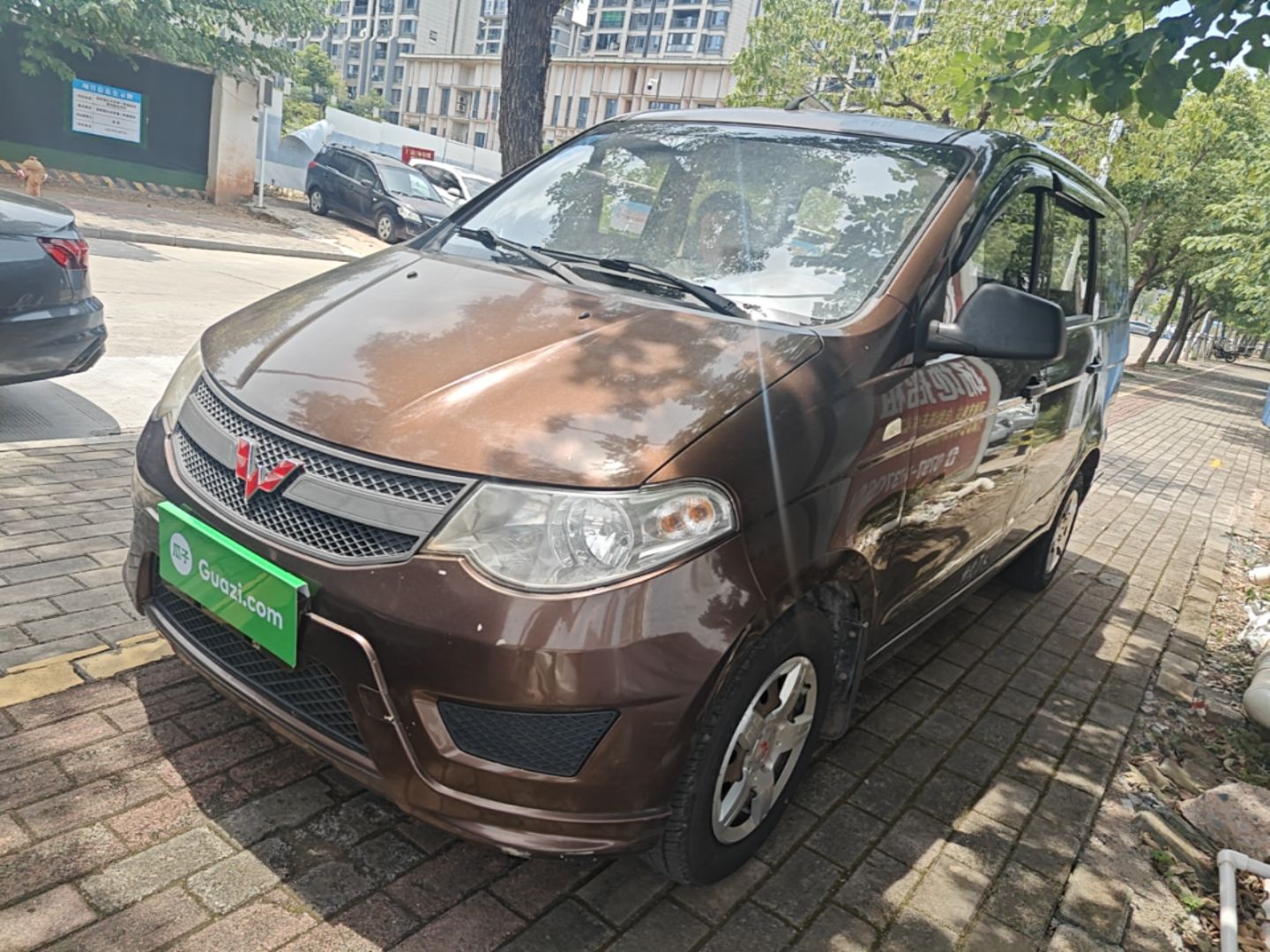 Unter der Vorderseite des Autos