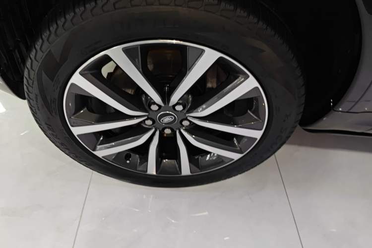 Used Land Rover Discovery 2023 Restyled 360 PS R-Dynamic SE
