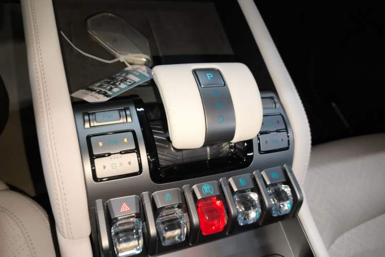 Used Formula Leopard Titanium 3 2025 501KM All-Wheel Drive Intelligent Driving Ultra Version Gear Lever