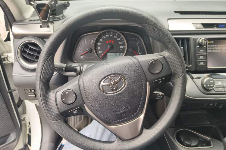 Used Toyota RAV4 2019 2.0L CVT Two-Wheel Drive Luxury Version China VI Standard
