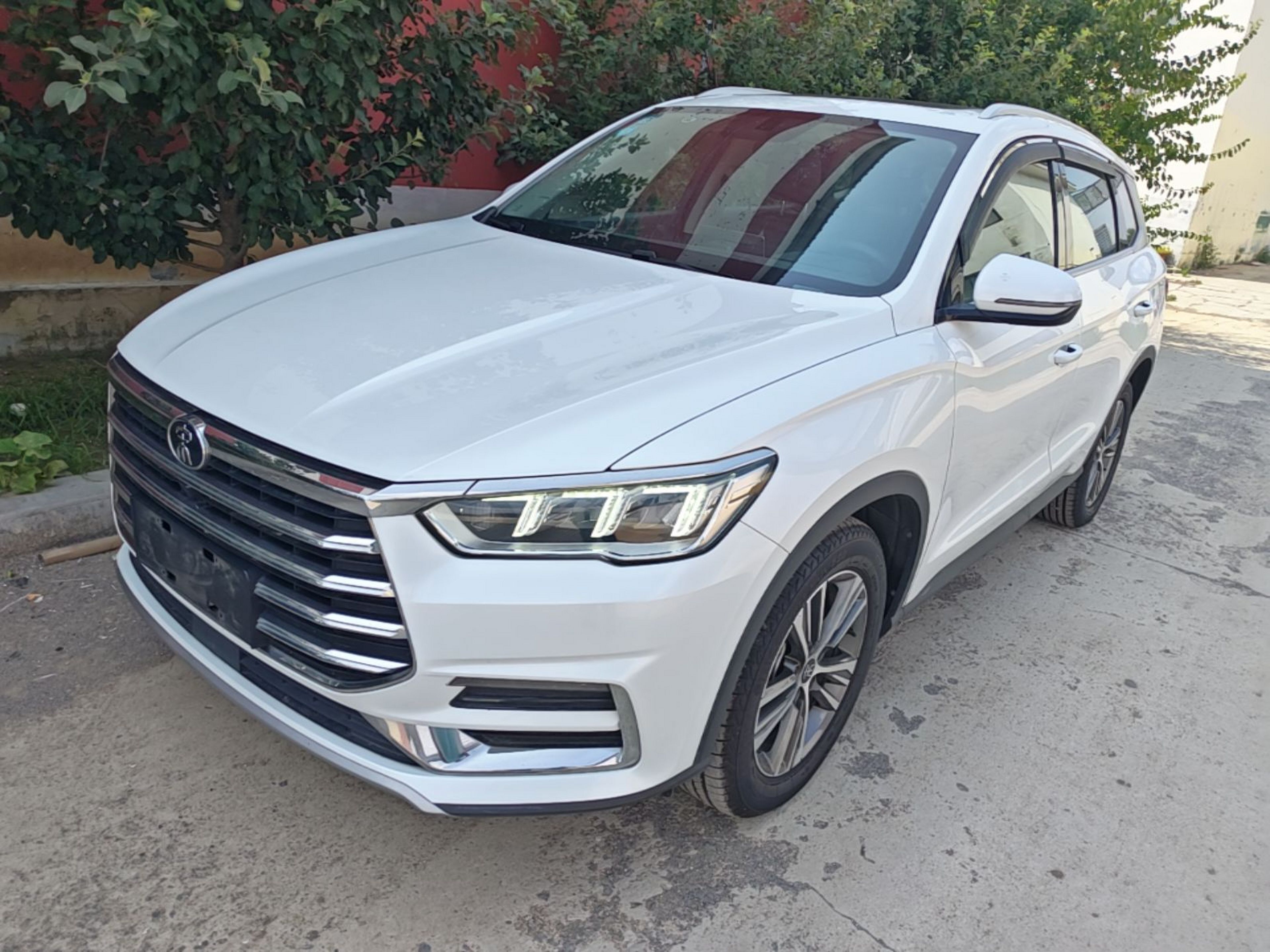 Unter der Vorderseite des Autos