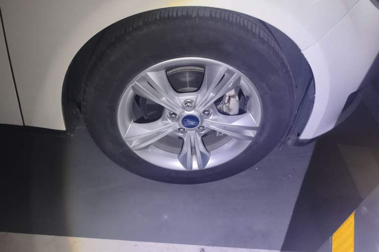 Used Ford Focus 2015 Hatchback 1.6L Automatic Comfort Model Right Front Wheel Hub