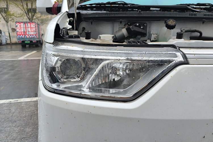 Used Ruichi EC75 2025 Ultra-Charging Version Pioneer II Type 50.1 kWh Right Front Headlight