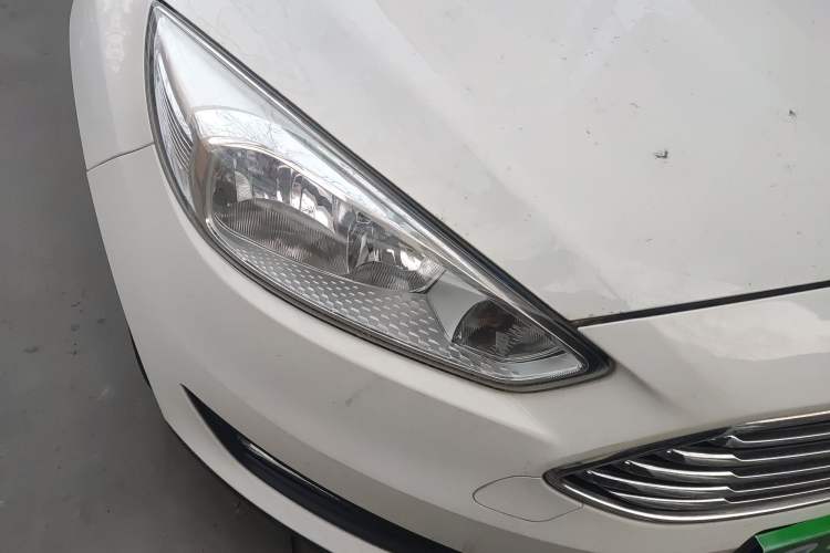 Used Ford Focus 2017 Sedan 1.6L Manual Comfort Plus SmartDrive Edition Right Front Headlight