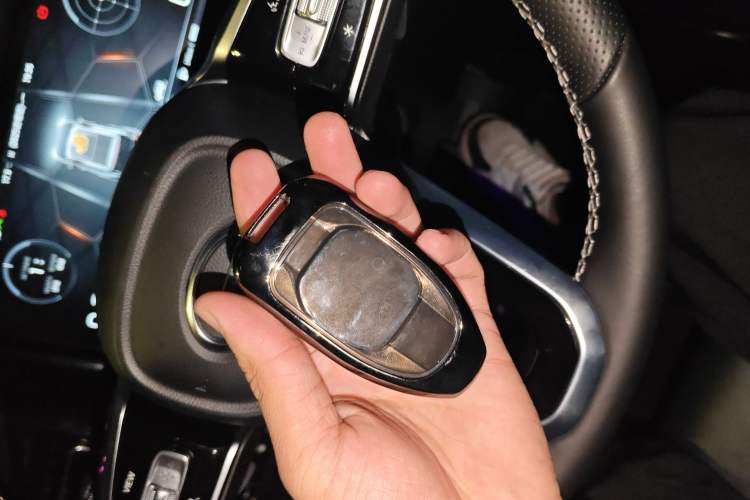 Used GAC Trumpchi GS8 2022 Linghang Series 2.0 TGDI Two-Wheel-Drive Luxury Smart Connectivity Version (7 Seats) Vehicle Key