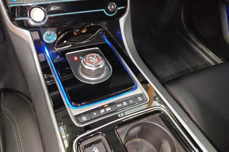 Used Jaguar XFL 2020 XFL 2.0T P200 Two-Wheel-Drive Elite Edition Gear Lever