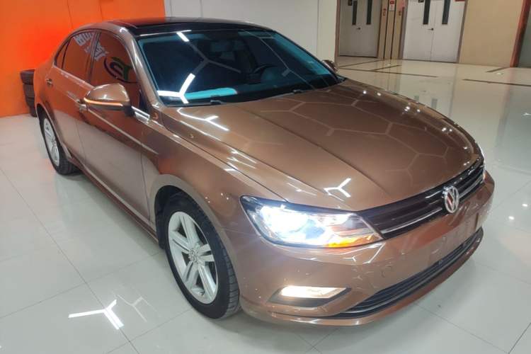 Used Volkswagen Lamando 2015 330TSI DSG Comfort Edition Front Right 45 Deg