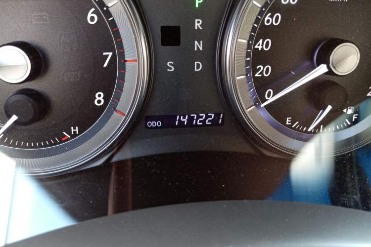 Used Lexus ES 2010 240 Luxury Edition Odometer Close Up