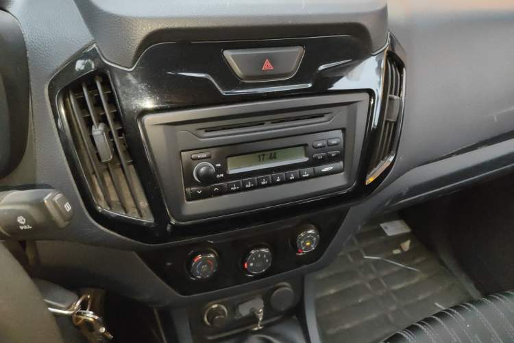 Used Isuzu JLM 2018 2.0T Two-Wheel-Drive Gasoline Luxury Version with Extended Cargo Bed 4K21D4T Audio And AC Panel