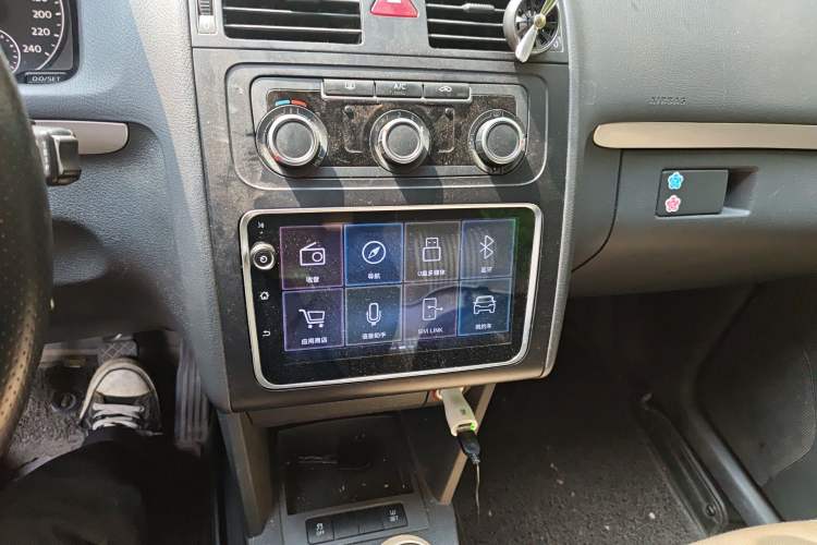 Used Volkswagen Touran 2013 1.4T Manual Fashion Edition 5 Seats Audio And AC Panel