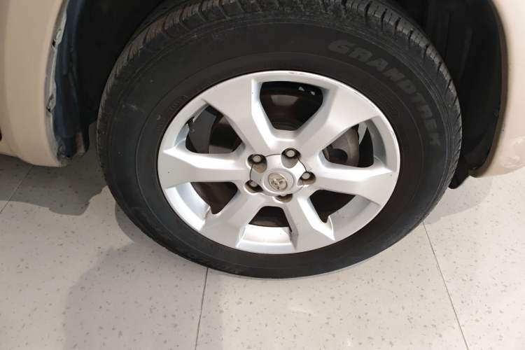 Used Toyota RAV4 2009 2.4L Automatic Luxury Edition Right Front Wheel Hub