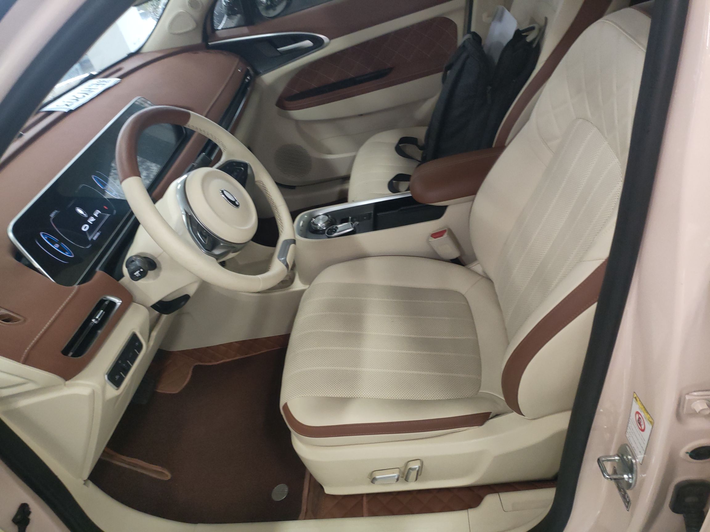 المقاعد الأمامية داخل السيارة