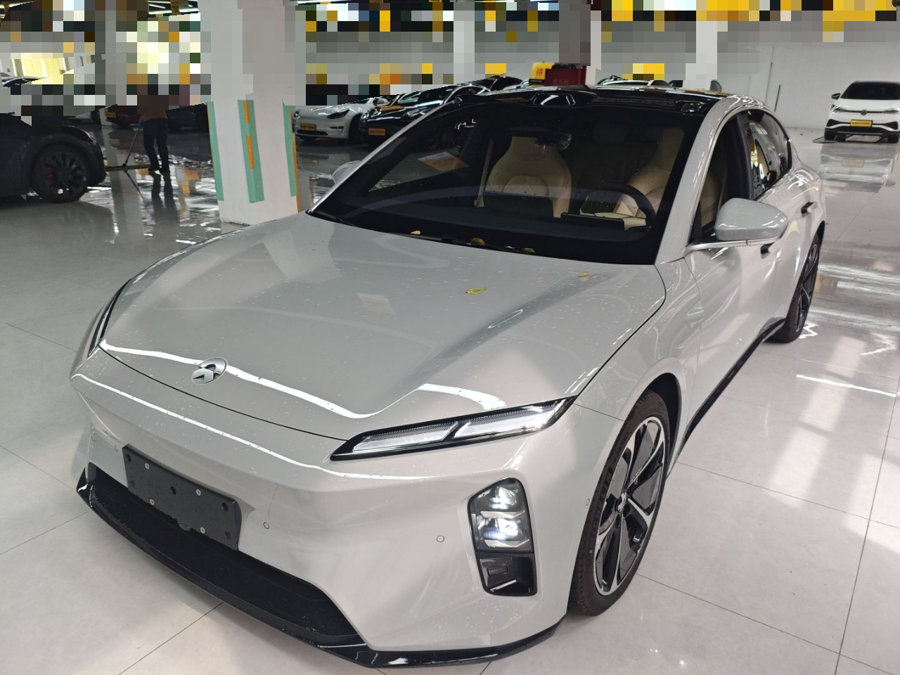 تحت مقدمة السيارة