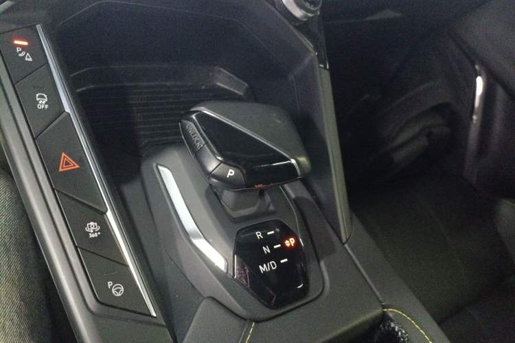 Used Lynk & Co 06 2023 Remix 1.5T Hero Gear Lever