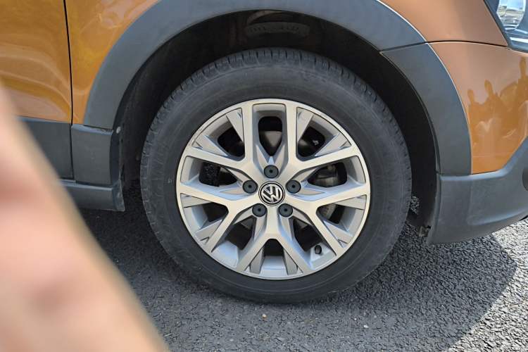 Used Volkswagen Polo 2014 1.6L Cross Polo Automatic Right Front Wheel Hub