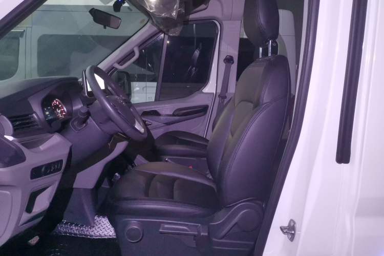 Used SAIC MAXUS Xintu V90 2022 2.0T Manual Zhiyun King Rear-Drive Long Wheelbase High-Roof with Single Rear Tire—6/7 Seats